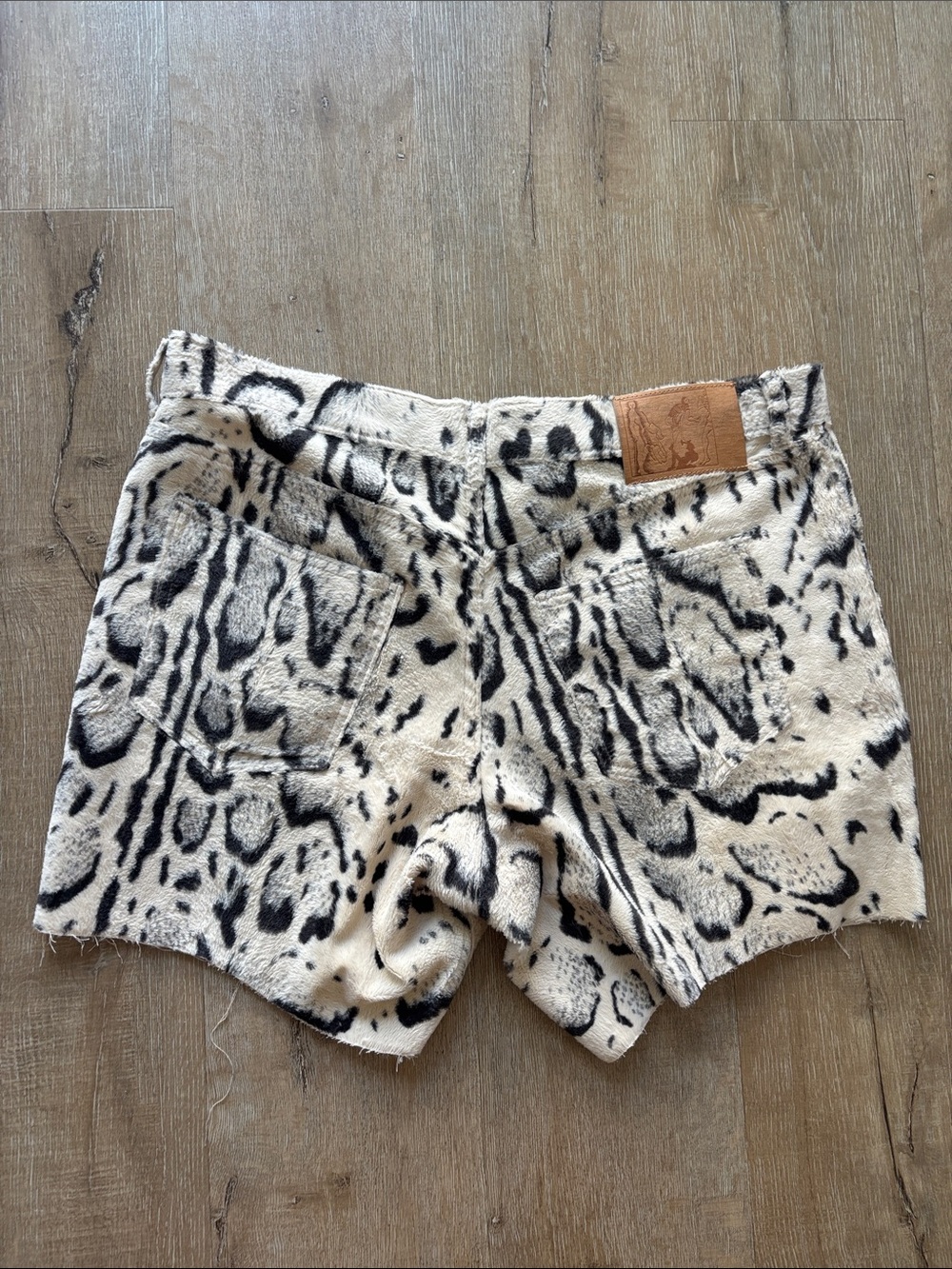 Martine Rose Cream and Black Animal-Print Jean Shorts - Picture 5 of 5